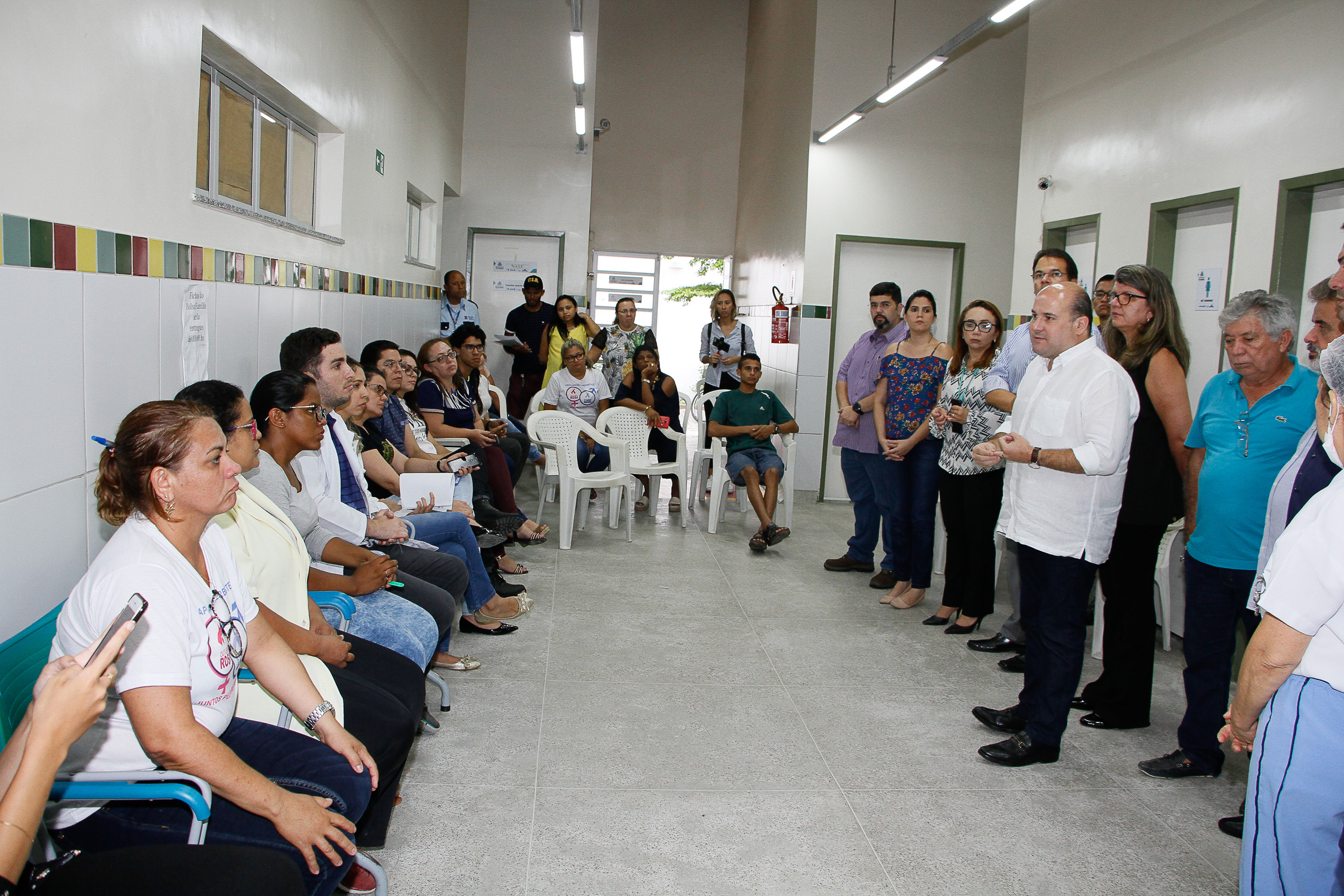 interior de um posto de saúde mostrando a recepção